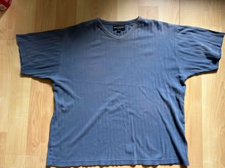 Photo of free Men’s medium top tshirt (L5L 5P5) #1