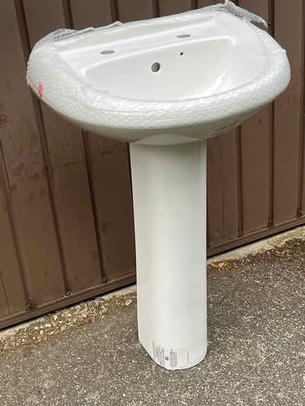 Photo of free pedestal sink, white ceramic (Bromham MK43) #1