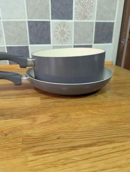 Photo of free 10" cry pan and matching pot (Grangeway area NN10) #4