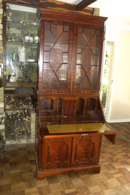 Photo of free Display/writing desk/cupboard (Havant PO9) #3