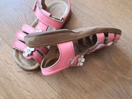 Photo of free Girl sandals size 8 (Winn road SO17 1) #2