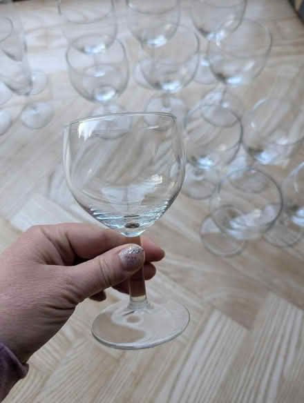 Photo of free Wine and champagne glasses (Kenley CR8) #3