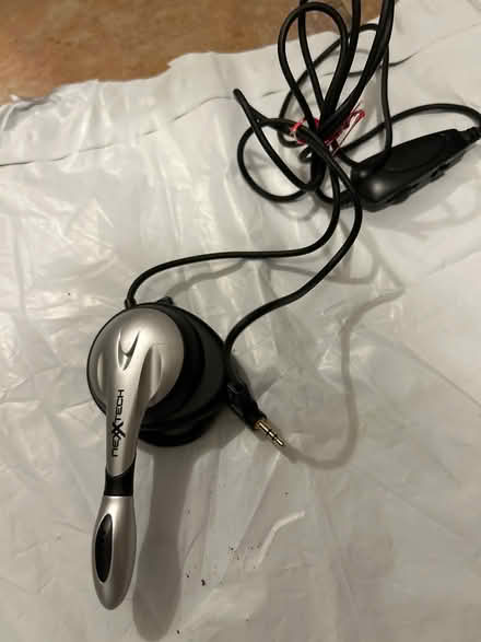 Photo of free Bluetooth ear piece (L5L 5P5) #1