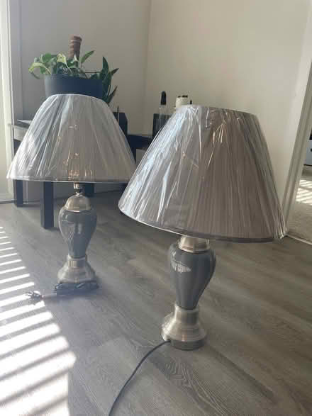 Photo of free 2 lamps, 1 is damaged (Celebration Pointe) #1