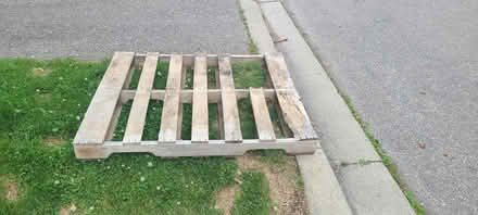 Photo of free curb alert** wood skid (Mavis and burnhamthorpe) #1