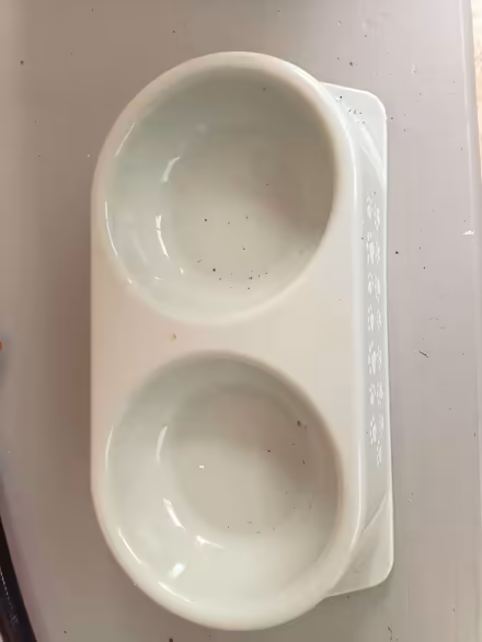 Photo of free double dish cat feeding tray (Brookhouse LA2) #1