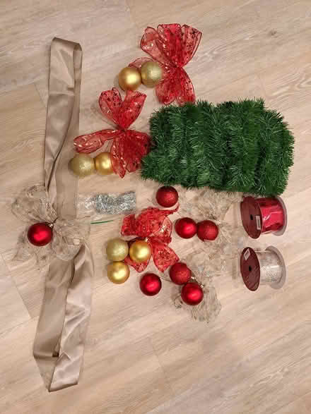 Photo of free Christmas decorations (Close to Cumberland School) #1