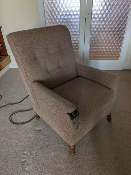 Photo of free Electric Raising Chair (Little Neston CH64) #3