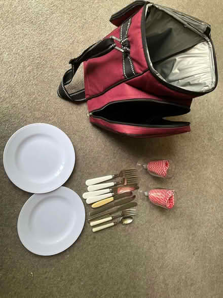 Photo of free insulated picnic bag w shoulder strap & small picnic set (Oxford-Freegle CGA OX2) #2