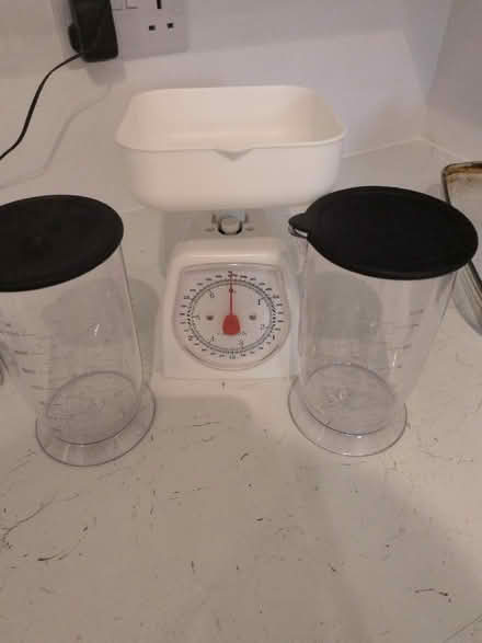 Photo of free Measuring beakers and scales (Five Ways B16) #1