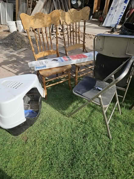 Photo of free Litter pan, chairs, light bulbs (4th and Griegos) #1