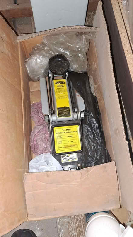 Photo of free Hydraulic car jack (Gorse Hill M32) #1