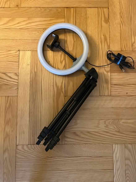 Photo of free Circular light on tripod (Bronx - 10471) #1