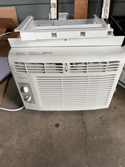 Photo of free Small window a/c (Lake Hill) #3