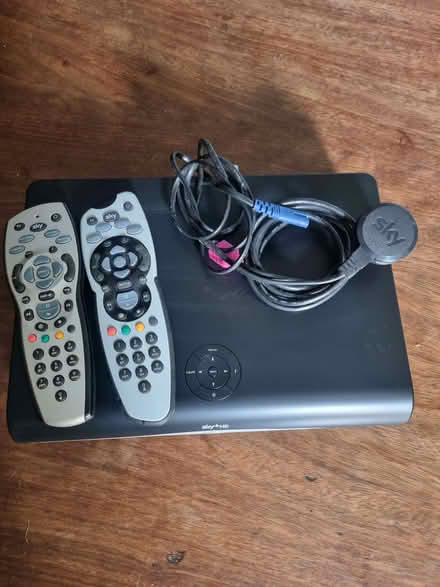 Photo of free Syy+HD box and controls (Odd Down) #1
