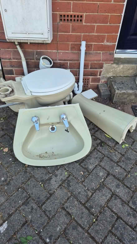 Photo of free Old bathroom suite. (Millhouses S7) #1