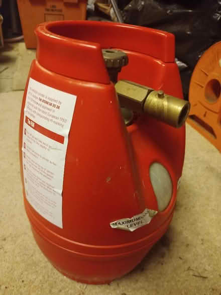 Photo of free 4 litre refillable LPG bottle. (Woodcote RG8) #3