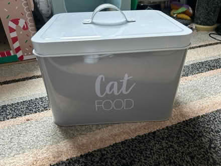 Photo of free Cat food tin (Jennetts park RG12) #1