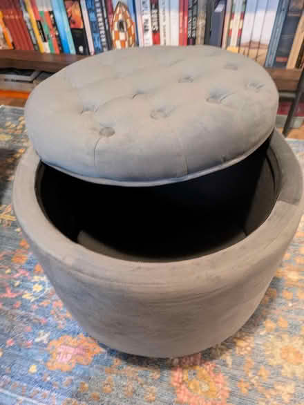 Photo of free ottoman (Central District) #3