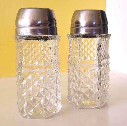 Photo of free Deco-style salt and pepper shakers (Adams Morgan) #2