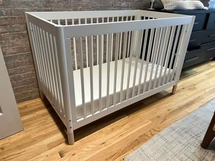 Photo of free Crib w/mattress - great condition (Soho) #2