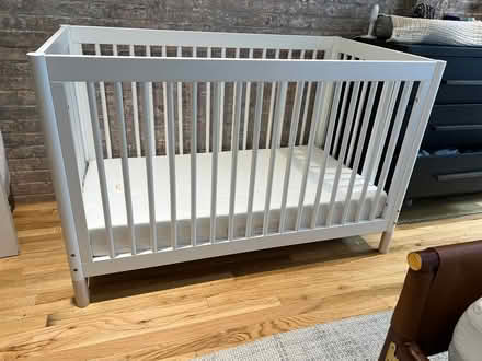 Photo of free Crib w/mattress - great condition (Soho) #3