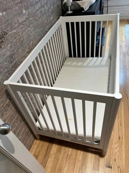 Photo of free Crib w/mattress - great condition (Soho) #4