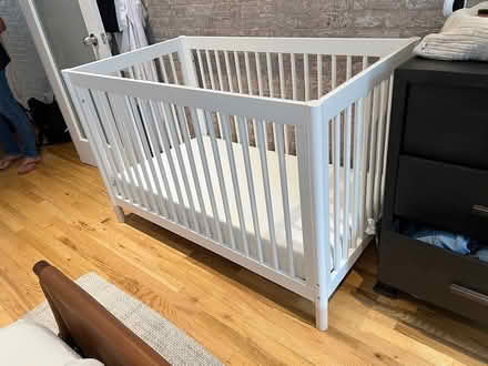 Photo of free Crib w/mattress - great condition (Soho) #1