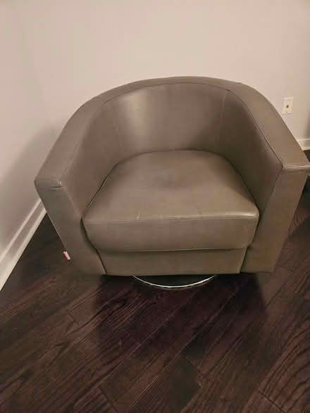 Photo of free swivel club chair (Harbourfront) #1