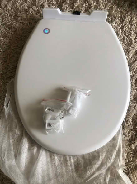 Photo of free Toilet seat. New with fittings (Cavendish DE23) #2