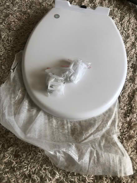 Photo of free Toilet seat. New with fittings (Cavendish DE23) #1