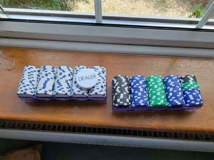 Photo of free good quality poker chips and dealer button, (Saint Clements WR2) #1