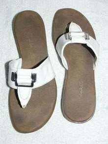 Photo of free Ladies white sandals 8 1/2-9 (L5L 5P5) #1
