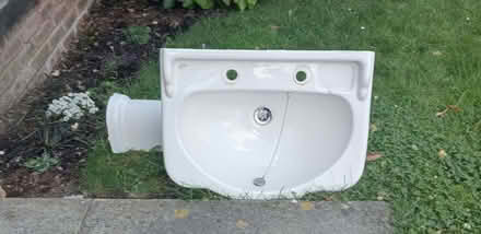 Photo of free bathroom pedestal handbasin (Garstang PR3) #1