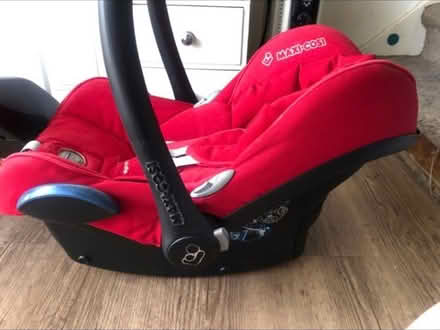 Photo of free Maxi-Cosy Car Seat & Base (Cheshunt En8) #3
