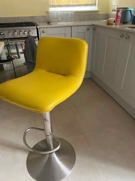 Photo of free 4 adjustable kitchen bar stools (Layer-de-la-Haye CO2) #1