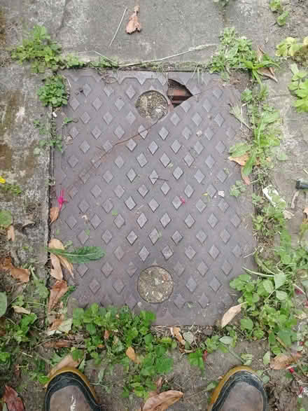 Photo of Manhole Cover 18"x24" / 46x63cm (Sherwood NG5) #1