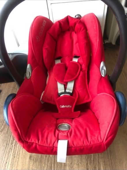 Photo of free Maxi-Cosy Car Seat & Base (Cheshunt En8) #2