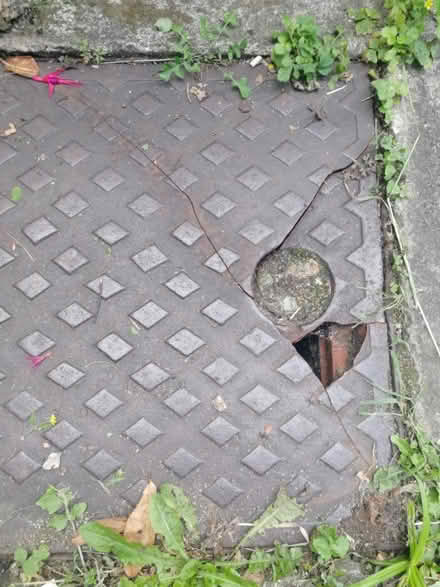 Photo of Manhole Cover 18"x24" / 46x63cm (Sherwood NG5) #2
