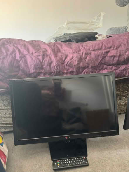 Photo of free LG 24 inch tv & remote - good working order (Newport Pagnell MK16) #1