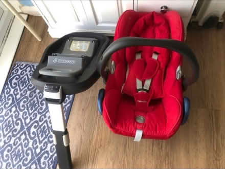 Photo of free Maxi-Cosy Car Seat & Base (Cheshunt En8) #1
