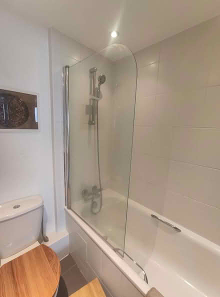 Photo of free Glass shower screen for bath (Se5) #2