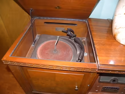 Photo of free 1040's radio and phonograph console (Troy) #3