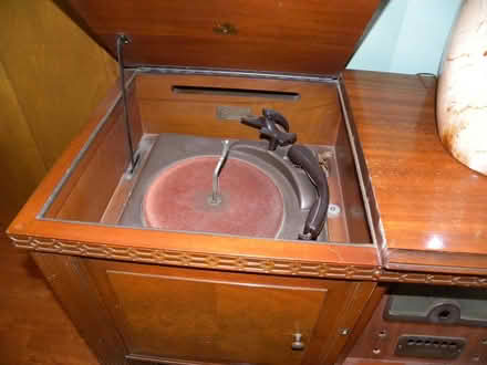 Photo of free 1040's radio and phonograph console (Troy) #3