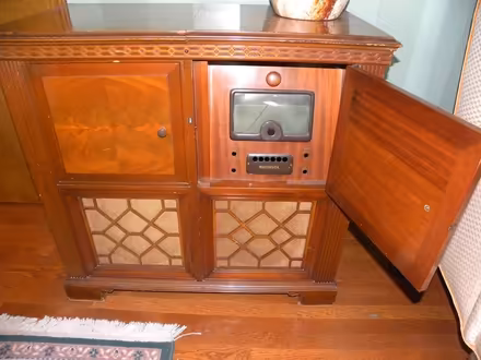 Photo of free 1040's radio and phonograph console (Troy) #2