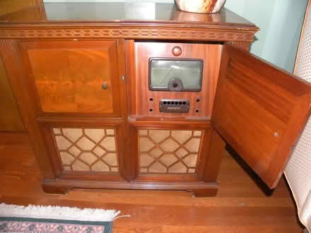 Photo of free 1040's radio and phonograph console (Troy) #2