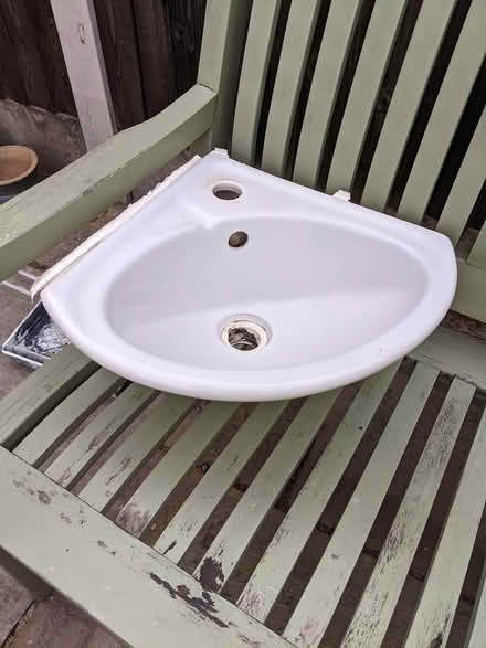 Photo of free Corner wash basin (Rayleigh near The Chase SS6) #1
