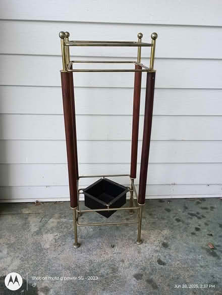 Photo of free Umbrella Stand (73 Main Blvd, Ewing Twp.) #1