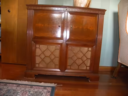 Photo of free 1040's radio and phonograph console (Troy) #1