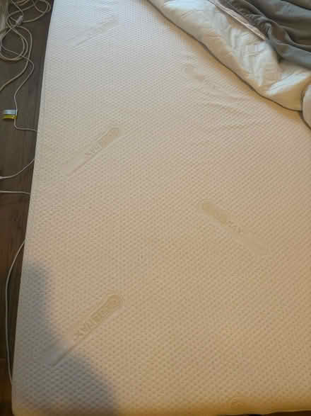 Photo of free King thick memory foam mattress (Limehouse E1) #2